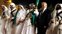 Donald Trump’tan Suudi Arabistan’da kılıç dansı
