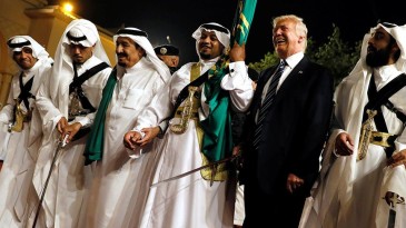 Donald Trump’tan Suudi Arabistan’da kılıç dansı