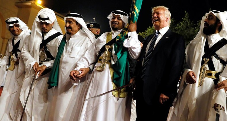 Donald Trump’tan Suudi Arabistan’da kılıç dansı