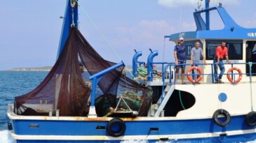 Ege Denizi’ni hayalet ağlardan temizliyorlar