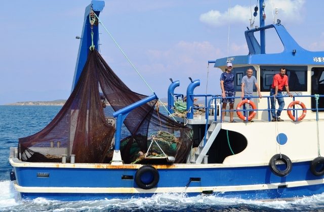 Ege Denizi’ni hayalet ağlardan temizliyorlar