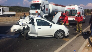 Kırmızı ışıkta bekleyen otomobili TIR biçti