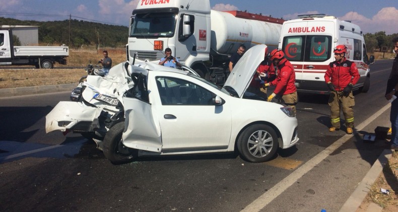 Kırmızı ışıkta bekleyen otomobili TIR biçti