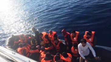 AYVALIK AÇIKLARINDA MİDİLLİ’YE KAÇMAK İSTEYEN 14 GÖÇMEN YAKALANDI