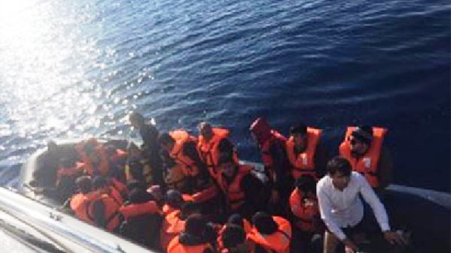 AYVALIK AÇIKLARINDA MİDİLLİ’YE KAÇMAK İSTEYEN 14 GÖÇMEN YAKALANDI
