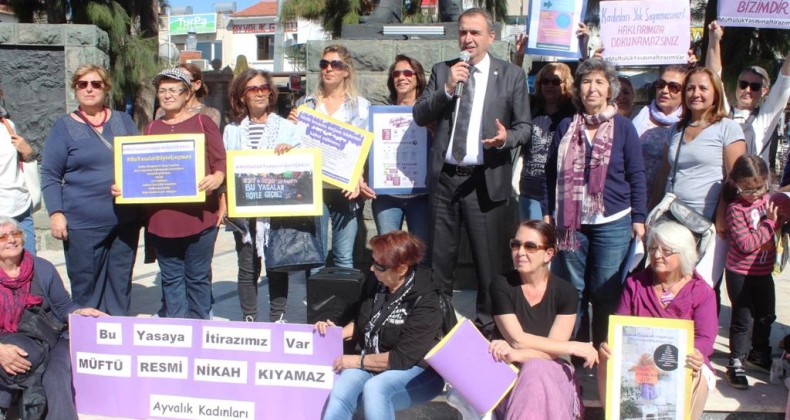 AYVALIK KADINLARI MÜFTÜLÜK YASASI’NA TEPKİ GÖSTERDİ