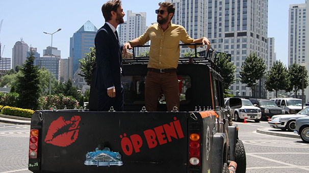 ‘Öp Beni’ yazan damat arabası!