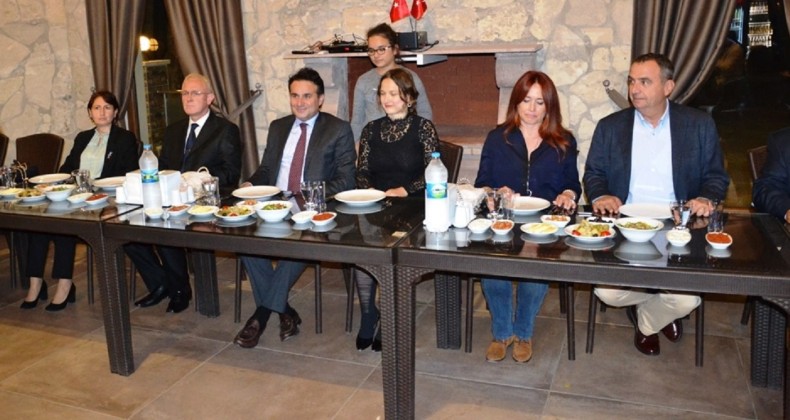 Ayvalık Belediyesi’nden Muhtarlara Taşköşk ziyafeti