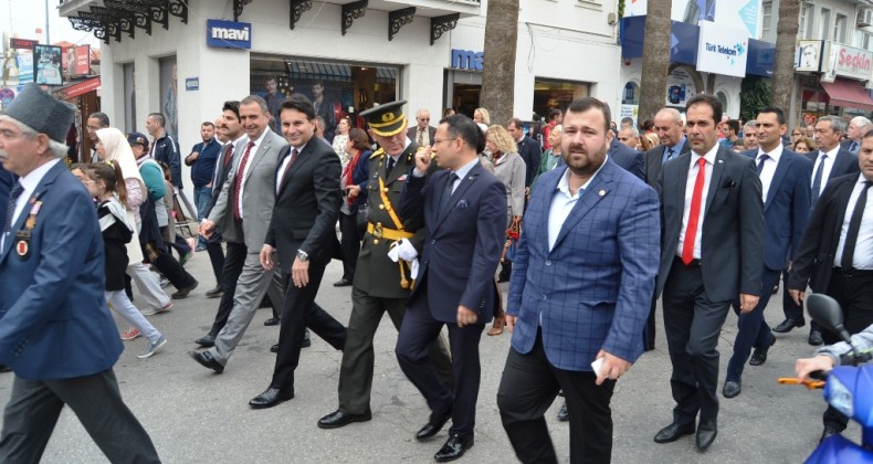 AYVALIK’TA YÜZLERCE YÜREK CUMHURİYET İÇİN YÜRÜDÜ