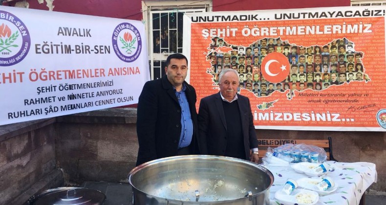Ayvalık’ta Eğitim Bir-Sen temsilciliği şehit öğretmenleri unutmadı