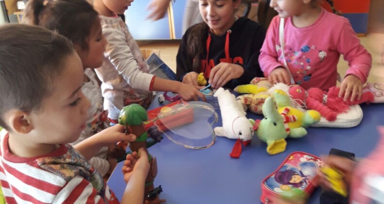 Cep harçlıklarıyla köy okullarının ana sınıf öğrencilerini sevindirdiler