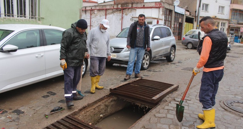 Ayvalık’ta yağmur suyu kanalları kontrol ediliyor