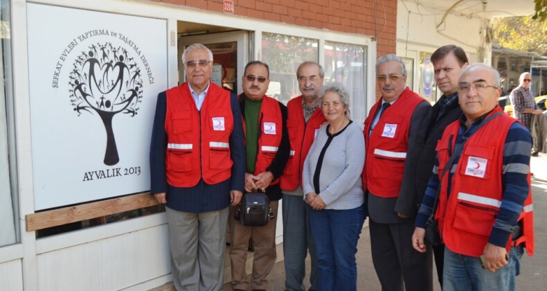 Ayvalık’ta Türk Kızılay’ından Şefkatli Ellere anlamlı ziyaret