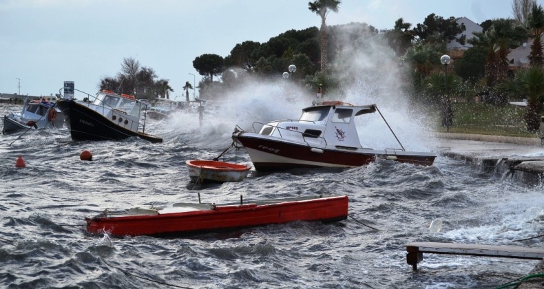 Ayvalık’ta lodos küçük balıkçı teknelerini batırdı