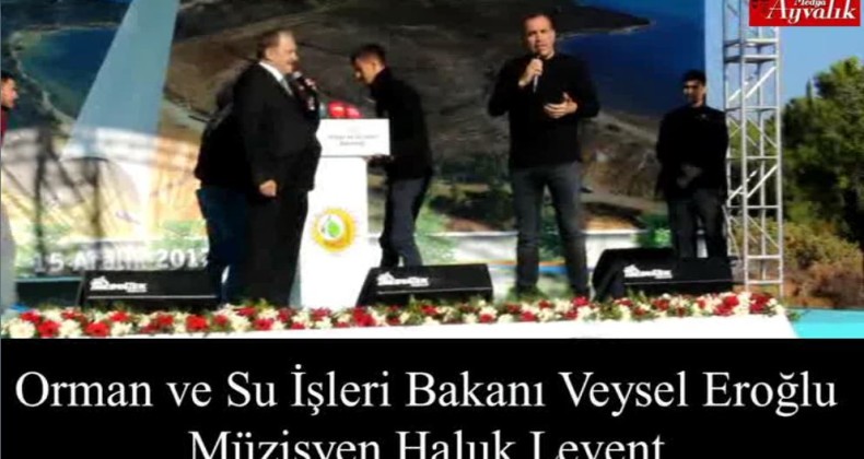 Balıkesir’in Ayvalık, Orman ve Su İşleri Bakanı Veysel Eroğlu ve ünlü şarkıcı Haluk Levent el ele