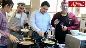 Ayvalık Kaymakamı Görgülüaslan, ‘Yemekte bizim de tuzumuz olsun’ diyerek mutfağa girdi