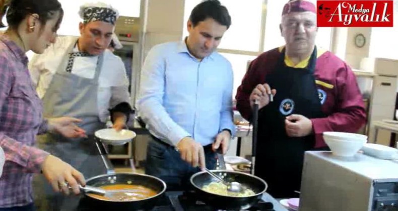 Ayvalık Kaymakamı Görgülüaslan, ‘Yemekte bizim de tuzumuz olsun’ diyerek mutfağa girdi