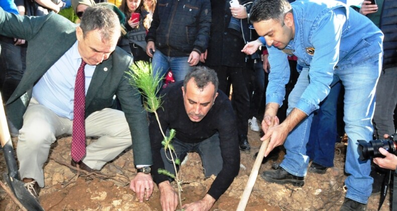 Başkan Gençer; Haluk Levent ve ‘Ahbap’ Grubuyla ağaç dikti