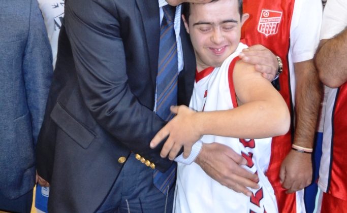 Ayvalık’ta Gençlik Merkezi’nden engelli sporculara pastalı jest