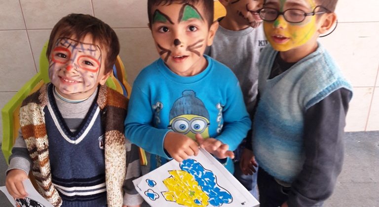 Köy çocuklarının yüzünü güldürdüler