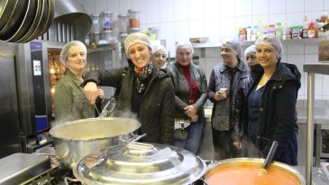 Öğrenci ve velilerden öğretmenlere yemek jesti