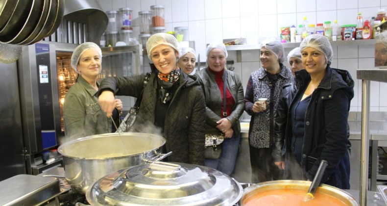 Öğrenci ve velilerden öğretmenlere yemek jesti