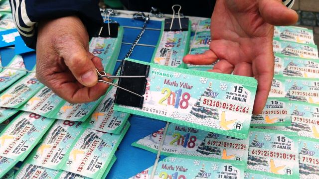 Ayvalık’ta Milli Piyango’nun yılbaşı biletleri tükenmek üzere