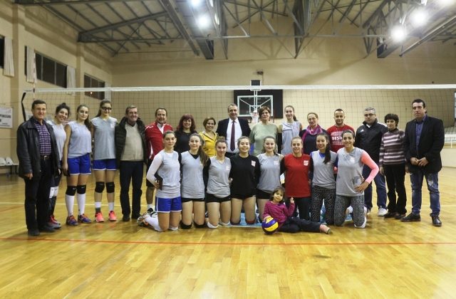 Başkan Gençer’den başarılı voleybolculara yılbaşı dopingi