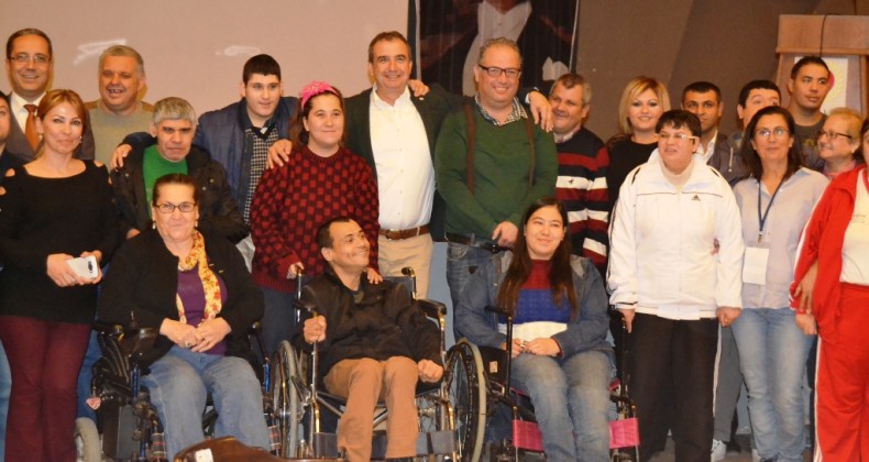 Ayvalık Belediyesi’nden engellilere ‘Sevgi’ yemeği