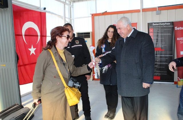 Gümrük gününde turistler çiçeklerle karşılandı