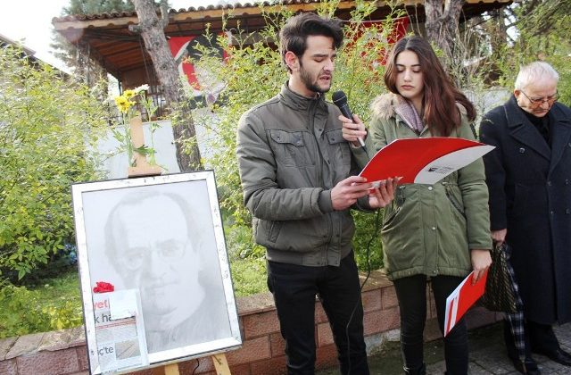 Gazeteci-Yazar Uğur Mumcu Ayvalık’taki evinin önünde hüzünle anıldı