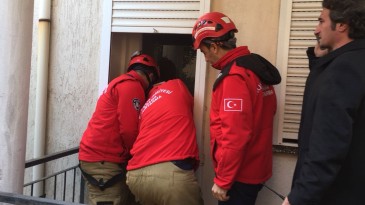 Evinde ölü bulundu
