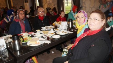 Köylü kadınlara hasat sonu kahvaltılı jest