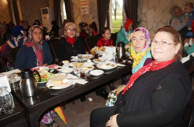 Köylü kadınlara hasat sonu kahvaltılı jest