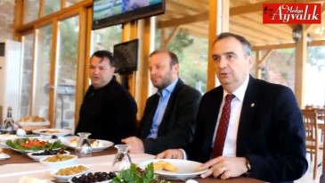 BAŞKAN GENÇER’DEN AYVALIKLI GAZETECİLERE KAHVALTILI JEST