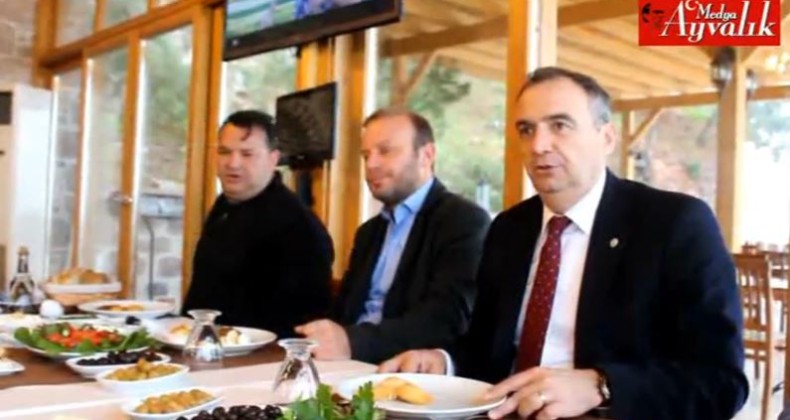 BAŞKAN GENÇER’DEN AYVALIKLI GAZETECİLERE KAHVALTILI JEST