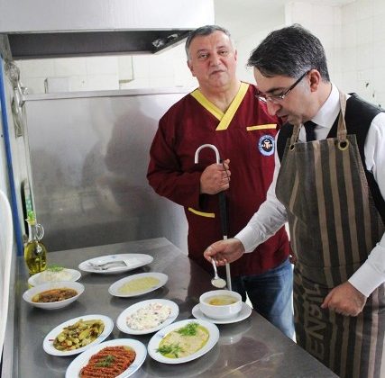 Havran Kaymakamı Aydın geleneksel Türk Mutfağı için mutfağa girdi