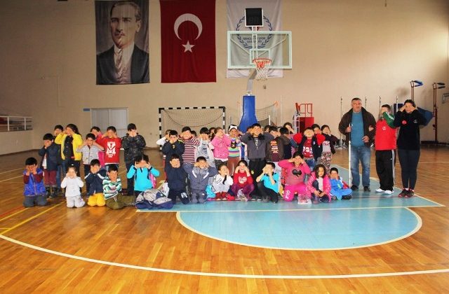 Çocuk sporculara Beyaz Baston Haftasında engelli farkındalığı eğitimi