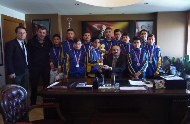 Gömeç’te başarılı salon futbolcularından Kaymakam Coşğun ve MEB Müdürü Albay’a ziyaret
