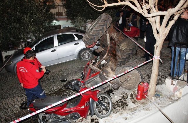 Ayvalık’ta freni patlayan traktör dehşet saçtı; 2 yaralı