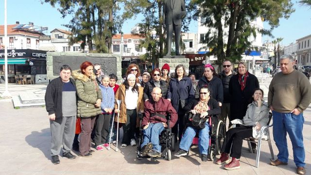Akülü sandaliyesi eskiyen engelliye anlamlı destek