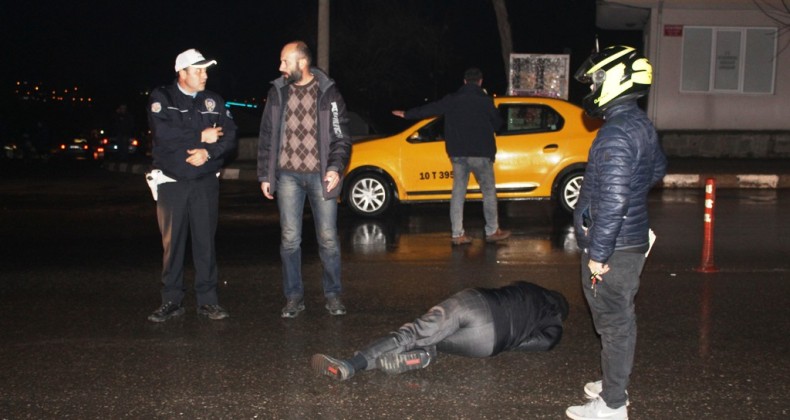 Sokak köpeklerine çarpmamak için az daha ölüyordu