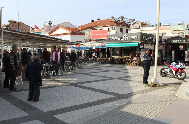 Ayvalık’ta İstiklal Marşı’na 63 yıllık sonsuz saygı