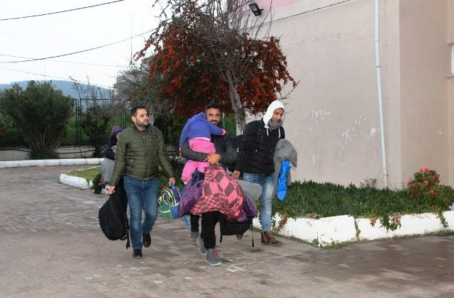 Ayvalık’ta 43 kaçak göçmen ve 6 organizatör yakalandı