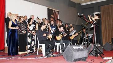 Ayvalık’ta Gönül Tuna’dan kırsal mahalleye kütüphane kurmak için ücretsiz konser