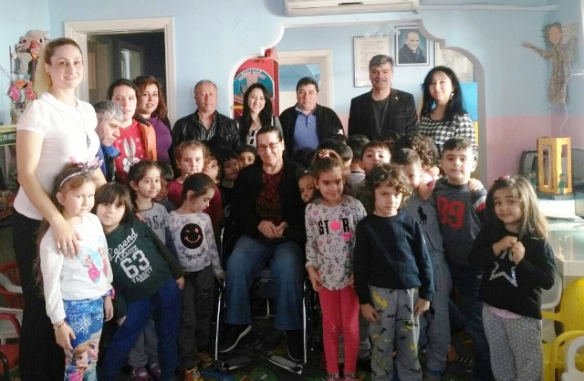 Minik kalplerden engellilere mavi kapaklı destek