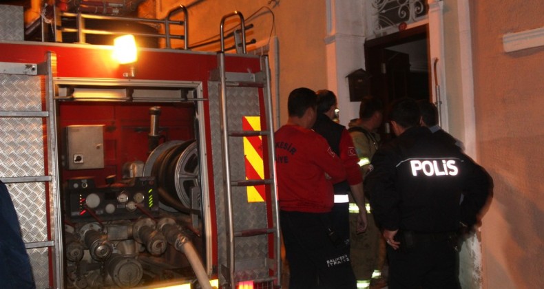 Alevler arasında kalan yaşlı kadını itfaiye kurtardı