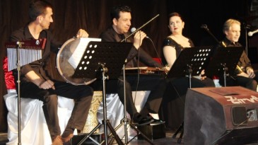 Ayvalık’ta Mesut Duran Derneği’nden radyo konseri tadında müzik ziyafeti