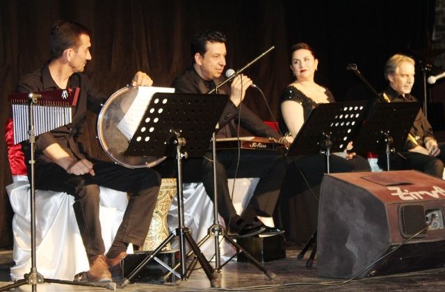 Ayvalık’ta Mesut Duran Derneği’nden radyo konseri tadında müzik ziyafeti