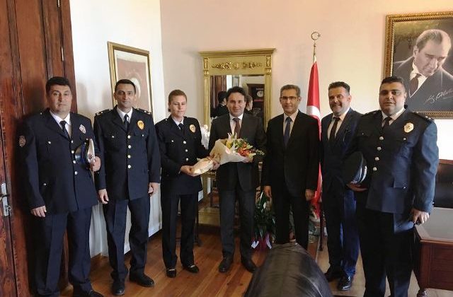 Ayvalık’ta polisten Kaymakam Görgülüaslan’a anlamlı ziyaret